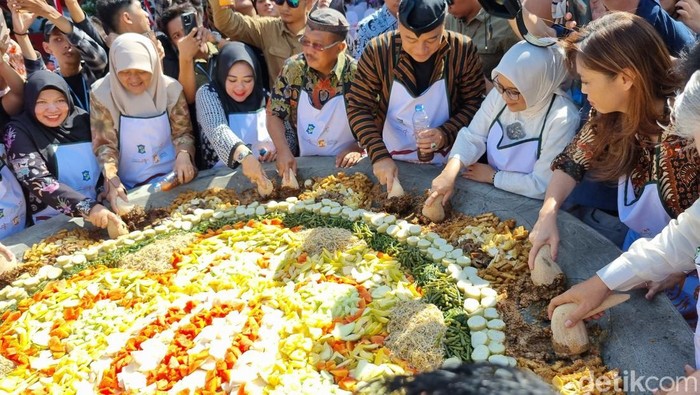 Festival Rujak Uleg tahun 2024 di Balai Kota Surabaya