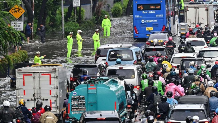 Kendaraan terjebak kemacetan akibat genangan air di Cawang, Jakarta, Rabu (4/2/2026). Curah hujan tinggi dan buruknya perawatan drainase menyebabkan genangan air merendam jalan DI Panjaitan dengan ketinggian 10-30 cm. ANTARA FOTO/Fakhri Hermansyah