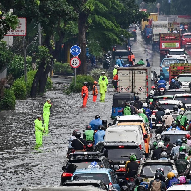 Genangan Air di Cawang Bikin Jalan DI Panjaitan Macet