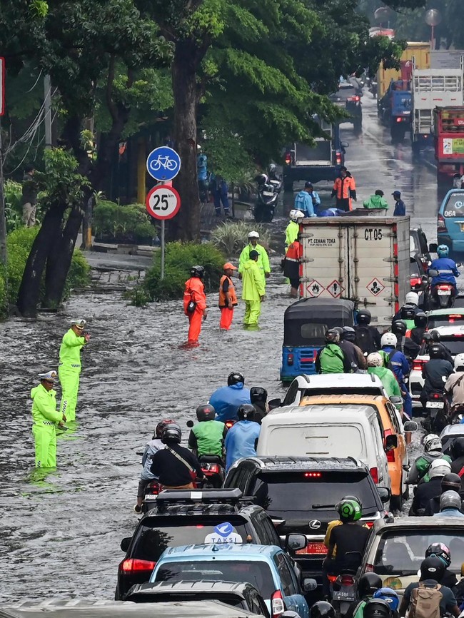Genangan Air di Cawang Bikin Jalan DI Panjaitan Macet