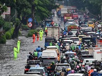 Genangan Air di Cawang Bikin Jalan DI Panjaitan Macet