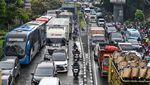 Genangan Air di Cawang Bikin Jalan DI Panjaitan Macet