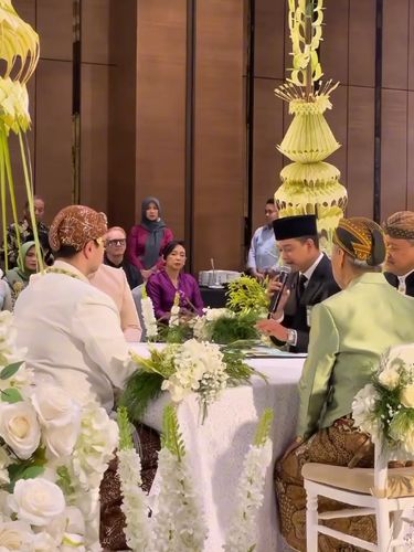 Ijab Kabul Tiga Bahasa, Penghulu Ini Bikin Warganet Kagum Penghulu viral pimpin ijab kabul pakai bahasa Jerman, Inggris, dan Indonesia. Video unggahan akun Kemenag ini tuai pujian karena fasih dan profesional.