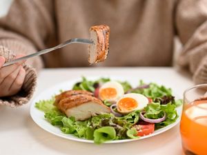 Makan Salad Terus Tapi Berat Badan Gak Turun-turun? Ini Alasannya