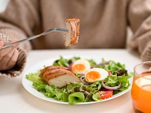 Makan Salad Terus Tapi Berat Badan Gak Turun-turun? Ini Alasannya