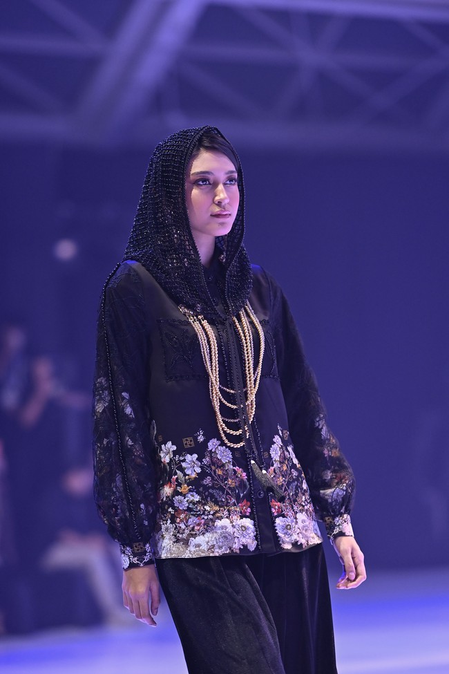 Palet warna koleksi ini memperkuat karakter Ivan Gunawan Prive yang sophisticated. Dusty Pink dan Lilac menghadirkan nuansa lembut dan feminin, Navy dan Grey memberikan kesan elegan yang klasik, sementara Golden Brown dan Black menambah kedalaman serta kemewahan. Foto: Dok. Ivan Gunawan Prive.