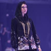 Palet warna koleksi ini memperkuat karakter Ivan Gunawan Prive yang sophisticated. Dusty Pink dan Lilac menghadirkan nuansa lembut dan feminin, Navy dan Grey memberikan kesan elegan yang klasik, sementara Golden Brown dan Black menambah kedalaman serta kemewahan. Foto: Dok. Ivan Gunawan Prive.