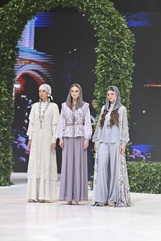 Ivan Gunawan Prive melalui gelaran Garis Poetih Raya Collection 2026 menampilkan koleksi spesial Hari Raya bertajuk Light of Andalusia. Koleksi Raya ini menghadirkan interpretasi kemewahan yang lembut, elegan, dan diklaim memahami tubuh serta kebutuhan perempuan modern. Foto: Dok. Ivan Gunawan Prive.