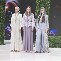 Ivan Gunawan Prive melalui gelaran Garis Poetih Raya Collection 2026 menampilkan koleksi spesial Hari Raya bertajuk Light of Andalusia. Koleksi Raya ini menghadirkan interpretasi kemewahan yang lembut, elegan, dan diklaim memahami tubuh serta kebutuhan perempuan modern. Foto: Dok. Ivan Gunawan Prive.