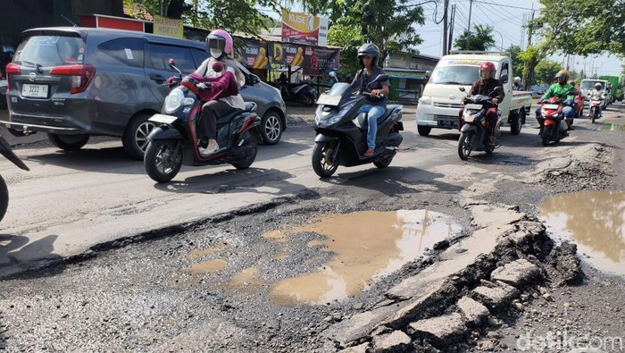 Warga Keluhkan Jalan Lingkar Timur Sidoarjo Banyak Berlubang