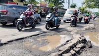 Pantauan di lokasi, puluhan lubang dengan diameter bervariasi terlihat di badan jalan. Beberapa lubang berukuran kecil sekitar 30 sentimeter, namun cukup dalam hingga sejengkal tangan orang dewasa.