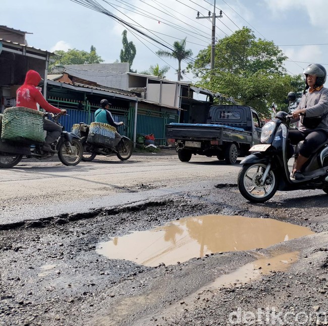 Awas Jalan Lingkar Timur Sidoarjo Berlubang
