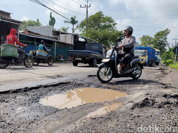 Awas Jalan Lingkar Timur Sidoarjo Berlubang