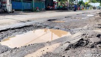 Bahkan, ada lubang yang lebarnya mencapai hampir separuh badan jalan.