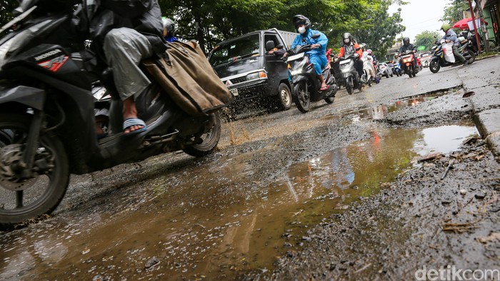 Kondisi jalan berlubang terlihat di Jalan RE Martadinata, Ciputat, Kota Tangerang Selatan, Banten, Rabu (4/2/2026). Kerusakan aspal di sejumlah titik membuat jalan membentuk kubangan air saat hujan turun sehingga membahayakan pengguna jalan, terutama pengendara sepeda motor.