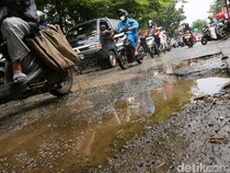 Jalan Rusak di Ciputat Jadi Ancaman Saat Musim Hujan
