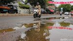 Jalan Rusak di Ciputat Jadi Ancaman Saat Musim Hujan