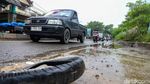 Jalan Rusak di Ciputat Jadi Ancaman Saat Musim Hujan