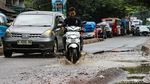 Jalan Rusak di Ciputat Jadi Ancaman Saat Musim Hujan