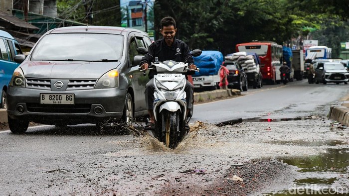 Kondisi jalan berlubang terlihat di Jalan RE Martadinata, Ciputat, Kota Tangerang Selatan, Banten, Rabu (4/2/2026). Kerusakan aspal di sejumlah titik membuat jalan membentuk kubangan air saat hujan turun sehingga membahayakan pengguna jalan, terutama pengendara sepeda motor.