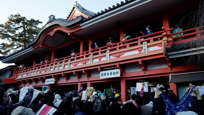 A staff member sweeps beans on the ground after the annual Setsubun bean-scattering ceremony to celebrate the upcoming arrival of spring and ward off evil spirits at Takahata Fudoson Kongoji temple in Hino, Tokyo, Japan, February 3, 2026. REUTERS/Kim Kyung-Hoon