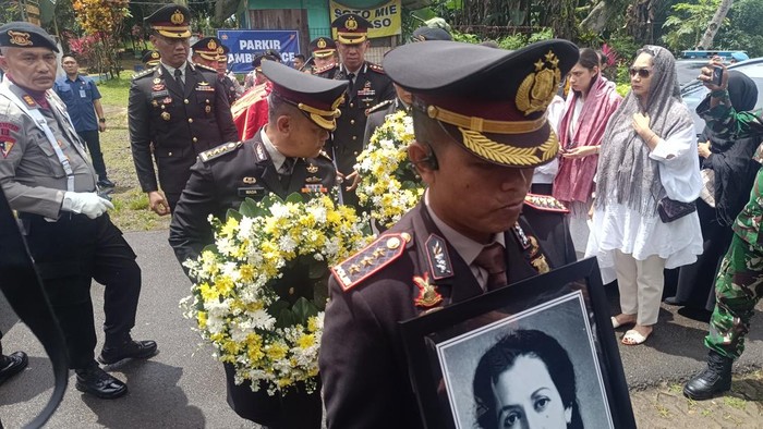 Jenazah Eyang Meri Hoegeng Tiba di Pemakaman Giri Tama Bogor