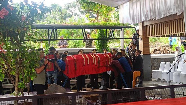 Jenazah Eyang Meri Hoegeng Tiba di Pemakaman Giri Tama Bogor