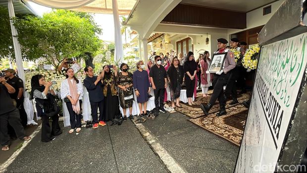 Jenazah Meri Heoegeng diberangkatkan dari rumah duka di Depok menuju ke pemakaman di Tajurhalang, Bogor, Rabu (4/2/2026).