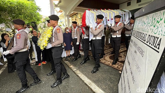 Jenazah Eyang Meri Hoegeng Diberangkatkan Menuju Pemakaman di Bogor