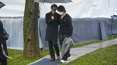 8 Momen Jerry Yan dan Vic Chou Kunjungi Makam dan Patung Barbie Hsu