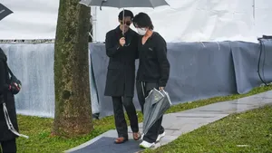 8 Momen Jerry Yan dan Vic Chou Kunjungi Makam dan Patung Barbie Hsu
