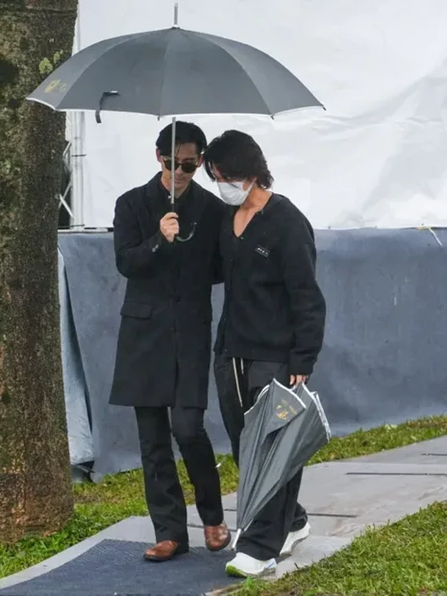 8 Momen Jerry Yan dan Vic Chou Kunjungi Makam dan Patung Barbie Hsu