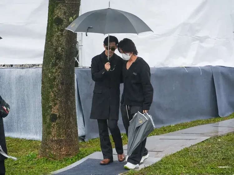 8 Momen Jerry Yan dan Vic Chou Kunjungi Makam dan Patung Barbie Hsu