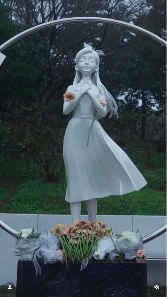 Keluarga memperingati setahun kematian Barbie Hsu di pemakaman Chin Pao San, Taipei Baru, pada Selasa, (2/1/2026). Acara tersebut sekaligus mengungkap patung memorial untuk mengenang Barbie. Foto: Weibo/Internet