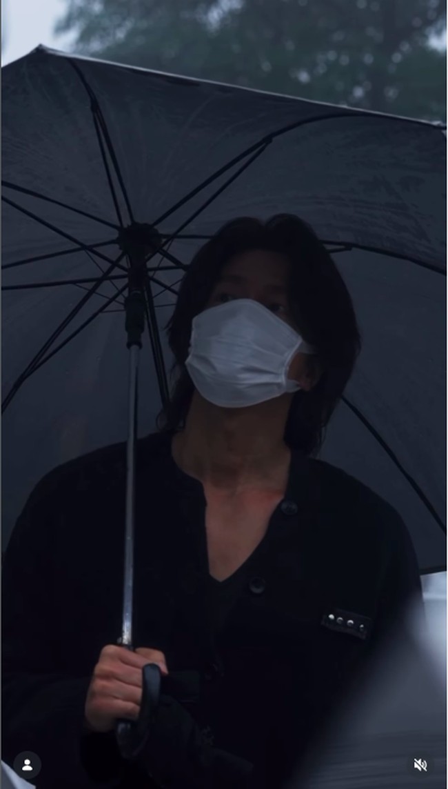 Jerry Yan melihat patung memorial Barbie Hsu yang dirancang oleh suami mendiang, DJ Koo. Foto: Weibo/Internet