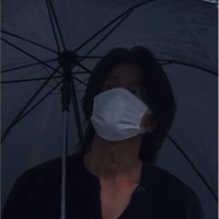 Jerry Yan melihat patung memorial Barbie Hsu yang dirancang oleh suami mendiang, DJ Koo. Foto: Weibo/Internet