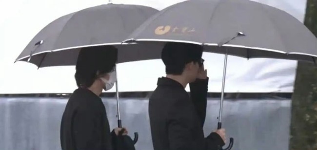 Keduanya terlihat datang berdua yang menimbulkan kehebohan di media sosial. Fans terharu karena pemeran San Chai kehadiran Dao Ming Tse dan Hua Ze Lei yang dulu memperebutkannya. Foto: Weibo/Internet