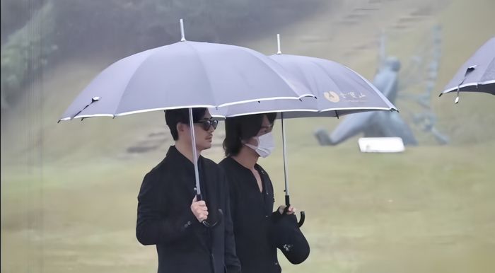 Jerry Yan Vic Chou Kunjungi Makam Barbie Hsu Jerry Yan Vic Chou Kunjungi Makam Barbie Hsu