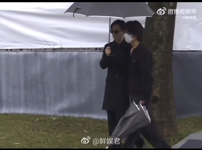 Di tengah hujan yang cukup deras, kedua aktor sekaligus penyanyi itu kompak datang bersama. Foto: Weibo/Internet