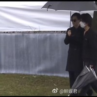 Di tengah hujan yang cukup deras, kedua aktor sekaligus penyanyi itu kompak datang bersama. Foto: Weibo/Internet