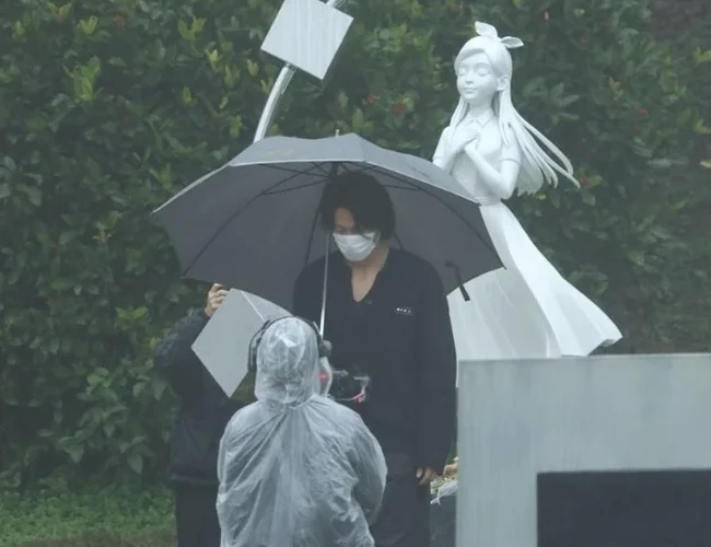 Patung itu sendiri digambarkan mengenakan gaun dengan rambut panjang berhias pita dan tangannya terlipat lembut di dada dengan ekspresi damai yang mewakili Barbie selama hidupnya.  Foto: Weibo/Internet