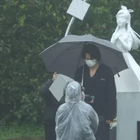 Patung itu sendiri digambarkan mengenakan gaun dengan rambut panjang berhias pita dan tangannya terlipat lembut di dada dengan ekspresi damai yang mewakili Barbie selama hidupnya.  Foto: Weibo/Internet