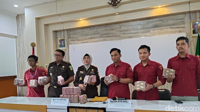 Kajari Karanganyar, Era Endah Soraya, saat menunjukan uang pengembalian kasus korupsi senilai Rp 1,9 miliar, di Kejari Karanganyar, Rabu (4/2/226).
