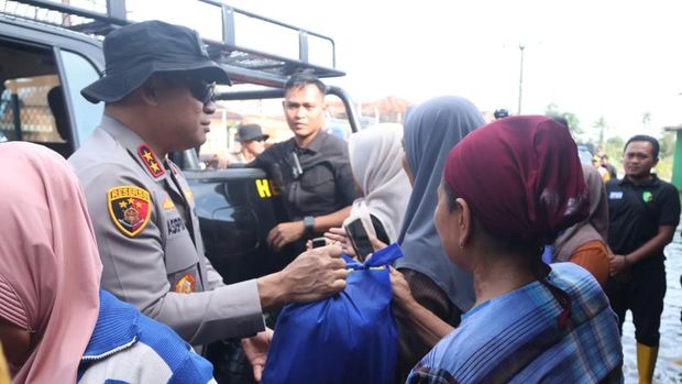 Kapolda Metro Jaya Irjen Pol Asep Edi Suheri memberikan bantuan kepada warga terdampak banjir di Muara Gembong, Kabupaten Bekasi, Rabu (4/2/2026).