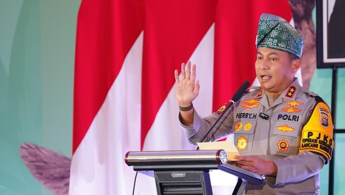 **Reno, Anjing K9 yang Mengajarkan Nilai-Nilai Kemanusiaan kepada Kapolda Riau**