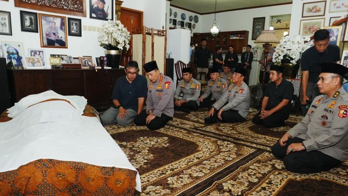 Kapolri Jenderal Listyo Sigit Prabowo dan Wakapolri Komjen Dedi Prasetyo melayat ke rumah duka Istri Kapolri ke-5 Jenderal (Purn) Hoegeng, Meriyati Hoegeng. (dok Istimewa)