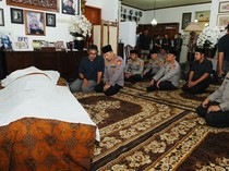 Kapolri dan Wakapolri Melayat ke Rumah Duka Eyang Meriyati Hoegeng