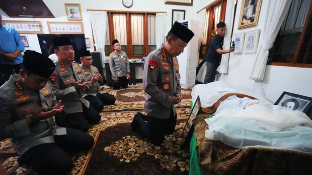 Kapolri Jenderal Listyo Sigit Prabowo dan Wakapolri Komjen Dedi Prasetyo melayat ke rumah duka Istri Kapolri ke-5 Jenderal (Purn) Hoegeng, Meriyati Hoegeng. (dok Istimewa)