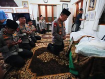 Momen Kapolri Melayat ke Rumah Duka Eyang Meri Hoegeng