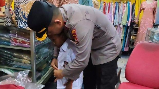 Kapolsek Dumai Timur Kompol Aditya Reza membelikan seragam dan sepatu baru untuk bocah Azka.